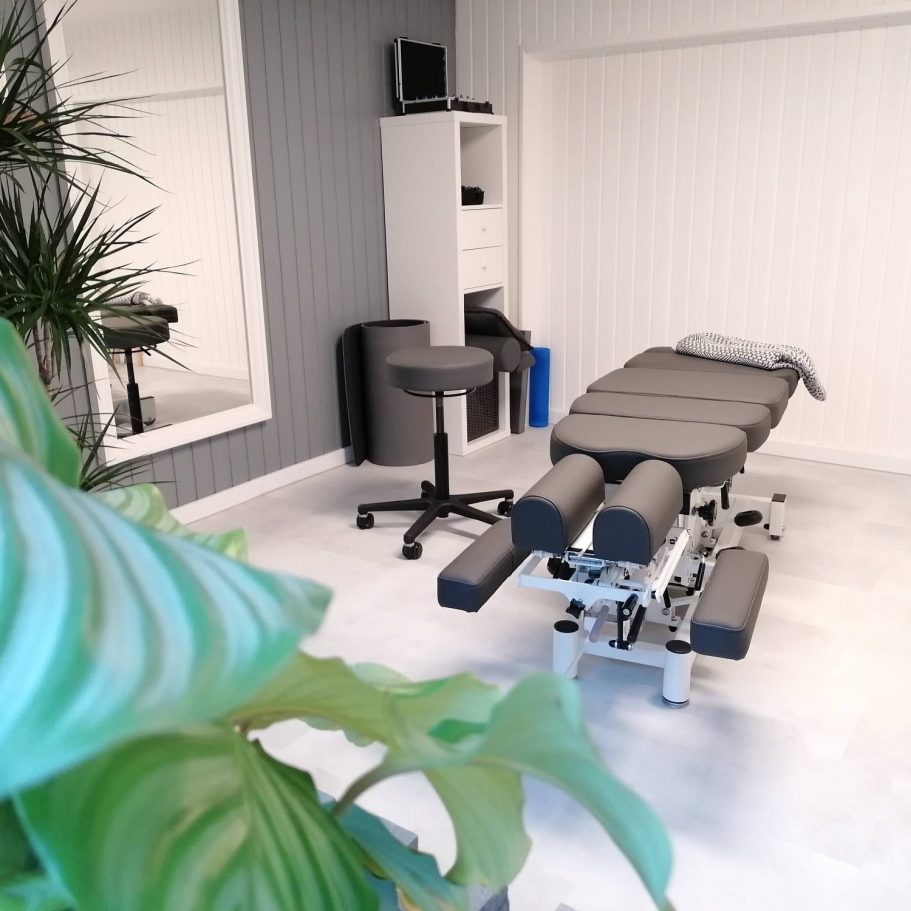 Moderner Behandlungsraum für Chiropraktik in Lübeck – Körperwerkstatt Heller, moderner Behandlungsraum mit chiropraktischer Liege in der Körperwerkstatt Lübeck.
