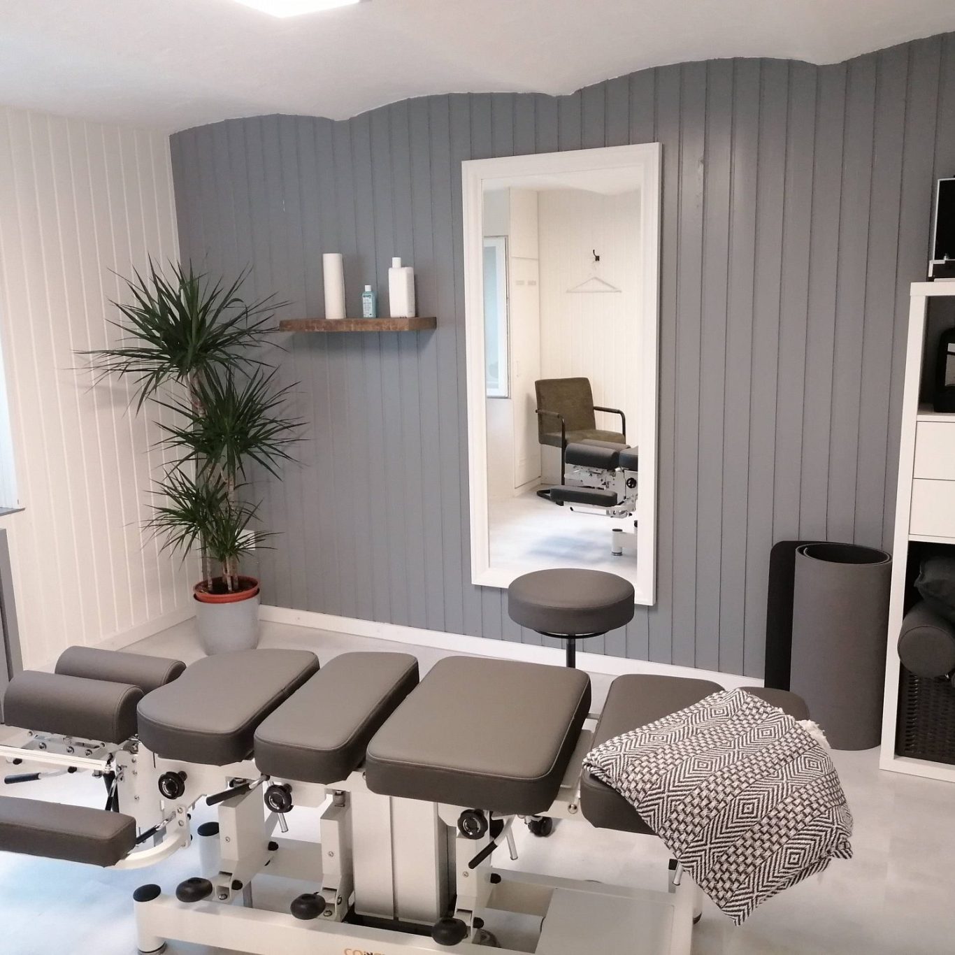 Moderner Behandlungsraum für Chiropraktik in Lübeck – Körperwerkstatt Heller, moderner Behandlungsraum mit chiropraktischer Liege in der Körperwerkstatt Lübeck.